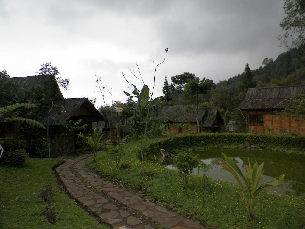 Villa Kampung Karuhun Sutan Raja Bandung Exterior foto