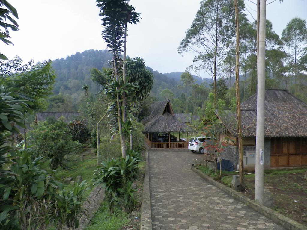 Villa Kampung Karuhun Sutan Raja Bandung Exterior foto