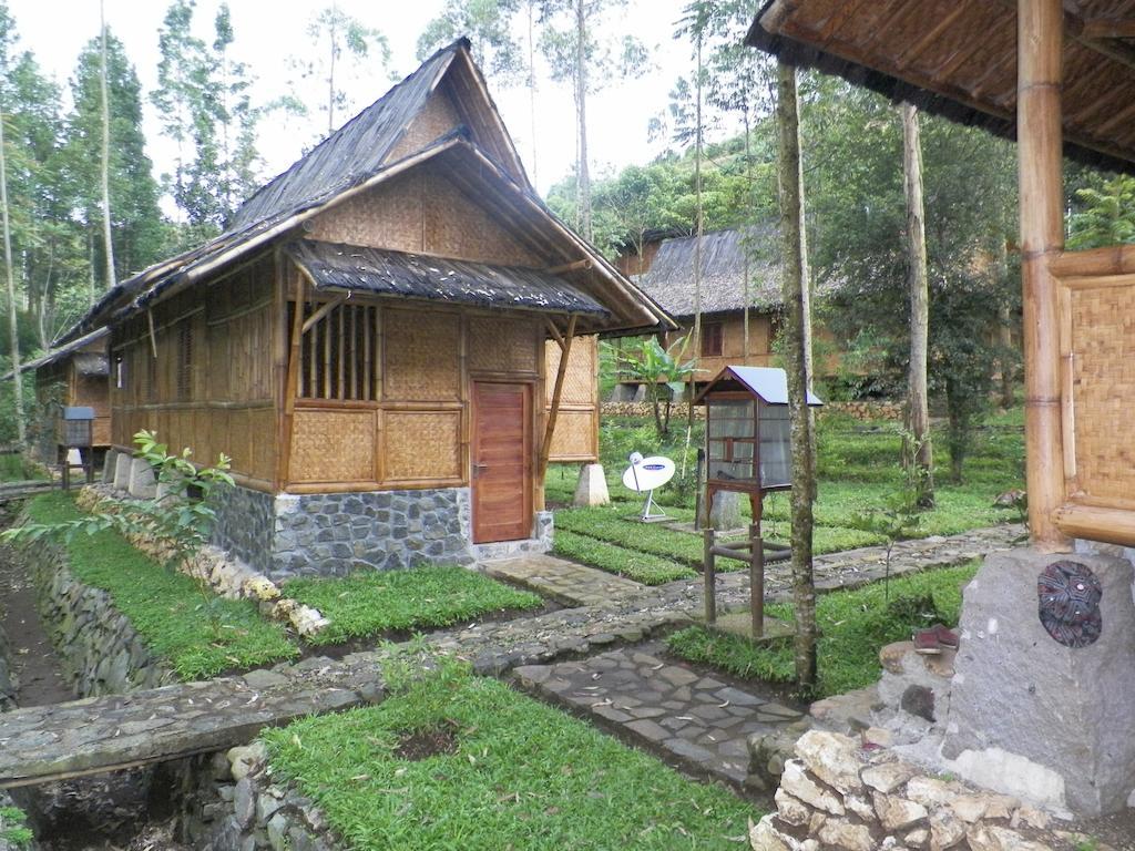 Villa Kampung Karuhun Sutan Raja Bandung Exterior foto
