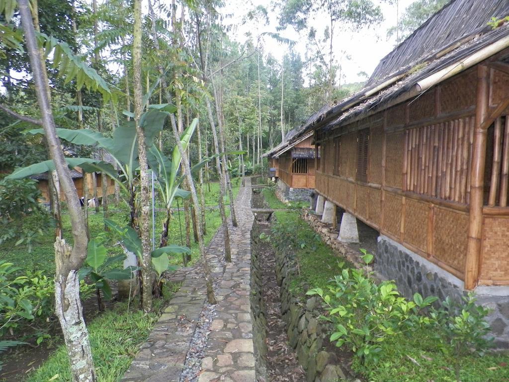 Villa Kampung Karuhun Sutan Raja Bandung Exterior foto