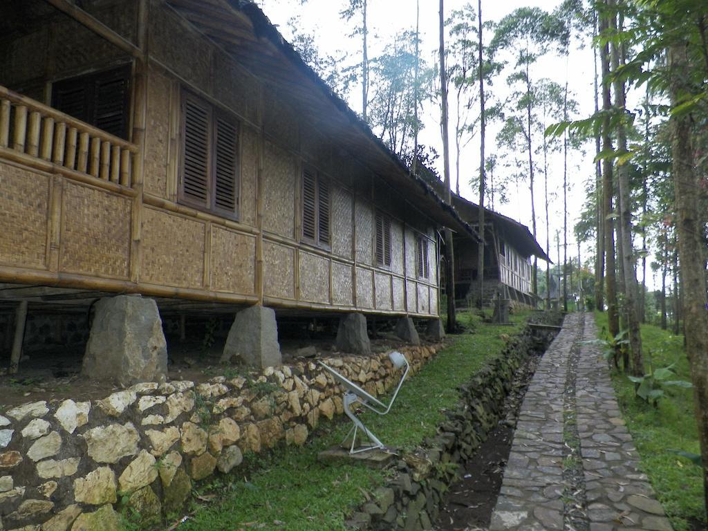 Villa Kampung Karuhun Sutan Raja Bandung Exterior foto